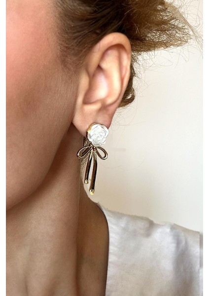 Beyaz Gül Detaylı Küpe