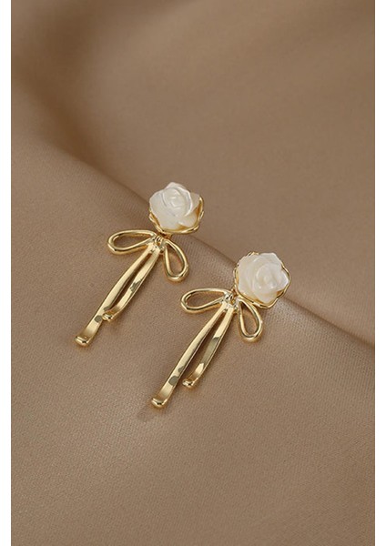 Beyaz Gül Detaylı Küpe fırsatları