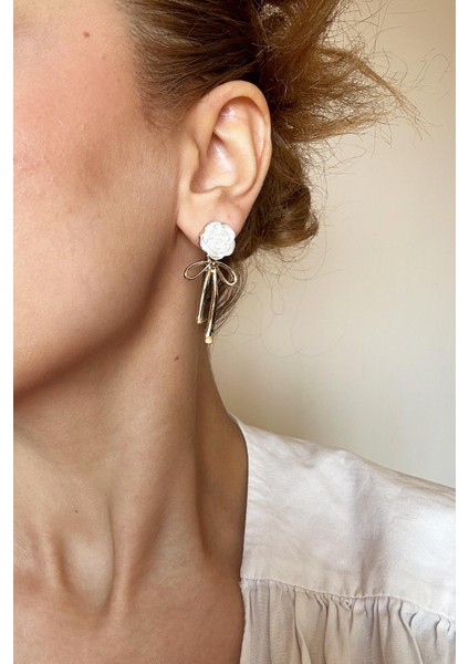 Beyaz Gül Detaylı Küpe indirimleri