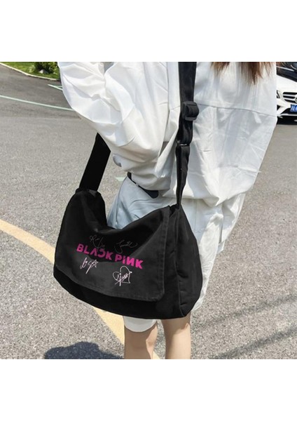 K-Pop Serisi Blackpink Signature Poster Baskılı Unisex Siyah Postacı Çantası