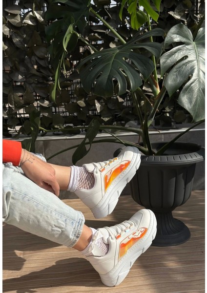 Fenna Beyaz Cilt Hologramlı Bağcıklı Spor Ayakkabı fırsatları