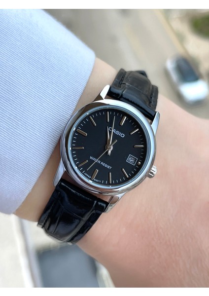 Kordonu Deri Kasası Gümüş Renk Kadın Kol Saati