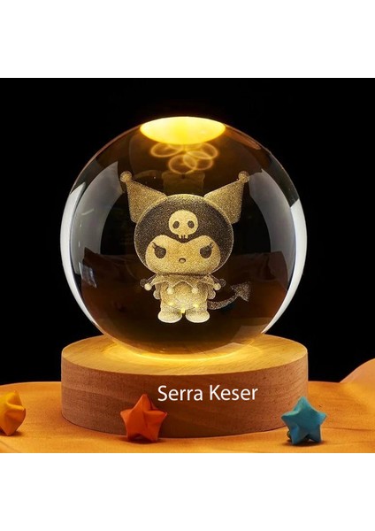Kişiye Özel Işıklı Ahşap Kaideli Kuromi Cam Küre 8 cm x 6 cm
