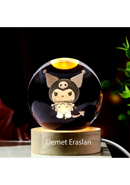 Kişiye Özel Işıklı Ahşap Kaideli Kuromi Cam Küre 8 cm x 6 cm