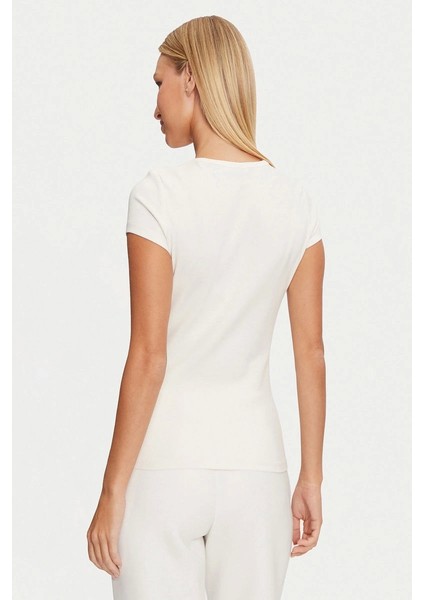 Kadın Beyaz Logolu T-Shirt modelleri