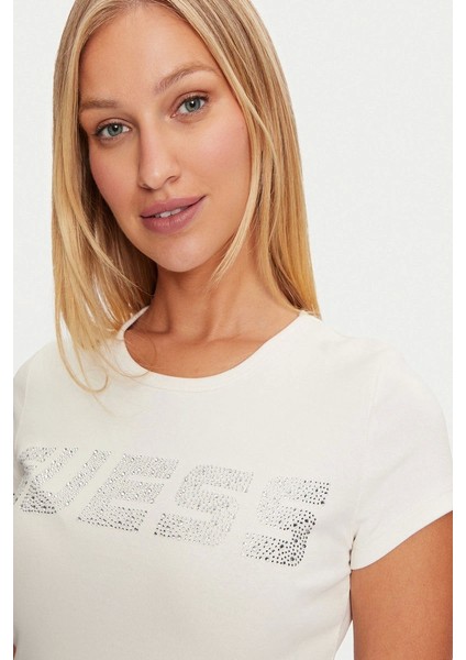 Kadın Beyaz Logolu T-Shirt fırsatları