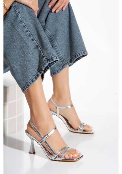 Kadın İnce Topuklu Şık Ayakkabı Gümüş