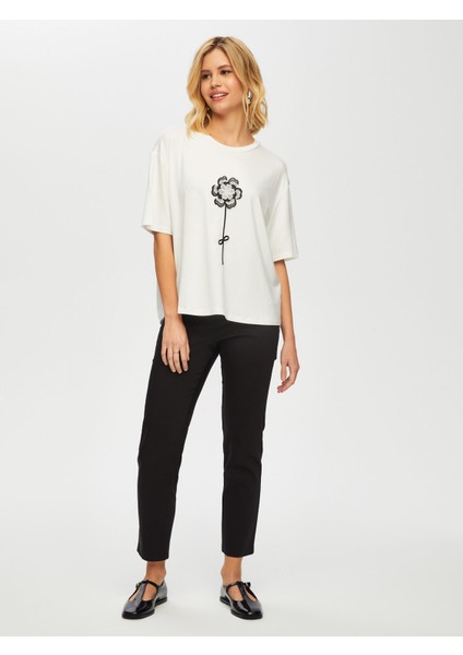 Önü Çiçek Aplike Detaylı Yuvarlak Yaka T-Shırt 051