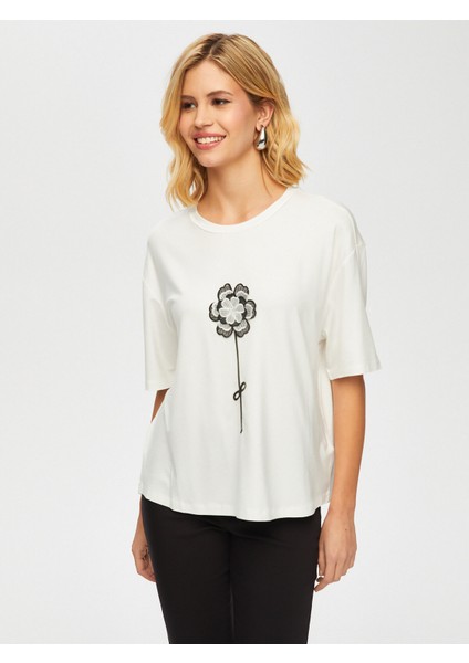 Önü Çiçek Aplike Detaylı Yuvarlak Yaka T-Shırt 051 fiyatları