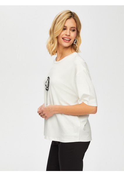 Önü Çiçek Aplike Detaylı Yuvarlak Yaka T-Shırt 051 modelleri