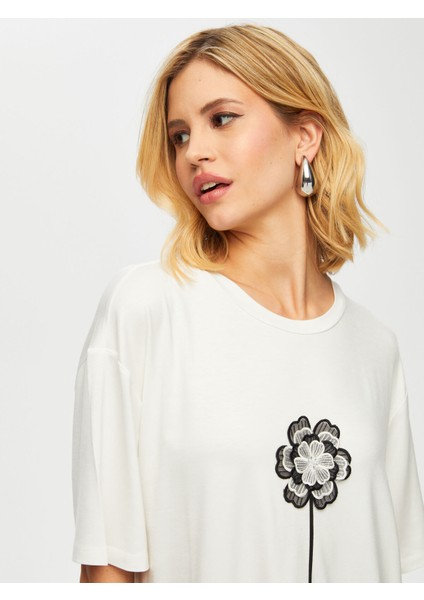 Önü Çiçek Aplike Detaylı Yuvarlak Yaka T-Shırt 051 fırsatları