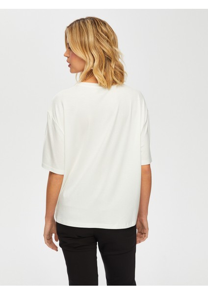 Önü Çiçek Aplike Detaylı Yuvarlak Yaka T-Shırt 051 indirimleri