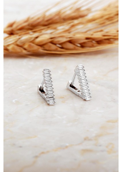 Baget Taşlı Rodyumlu Küçük Boy Üçgen Gümüş Küpe 7185