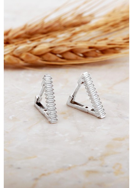 Baget Taşlı Rodyumlu Orta Boy Üçgen Gümüş Küpe 7183