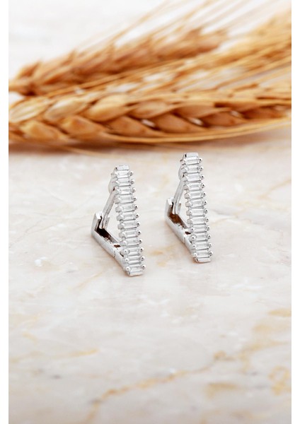 Baget Taşlı Rodyumlu Orta Boy Üçgen Gümüş Küpe 7183 fiyatları