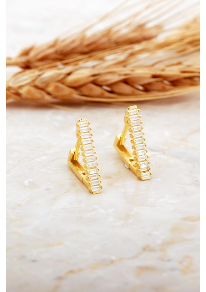 Baget Taşlı Altın Kaplama Orta Boy Üçgen Gümüş Küpe 7182