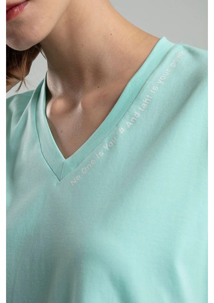 Baskılı V Yaka Kadın T-Shirt 00011 modelleri