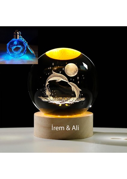 Kişiye Özel Büyük Boy Işıklı Ahşap Kaideli Sevimli Balıkları Temalı Cam Küre 8 cm ve Anahtar Seti