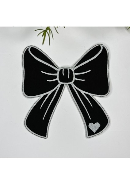 Kurdele Şeklinde Kalp Desenli Siyah Zemin Gümüş Renk Nakışlı Kokteyl Peçetesi 1 Adet