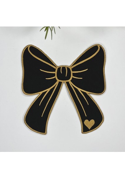 Kurdele Şeklinde Kalp Desenli Siyah Zemin Altın Renk Nakışlı Kokteyl Peçetesi 1 Adet