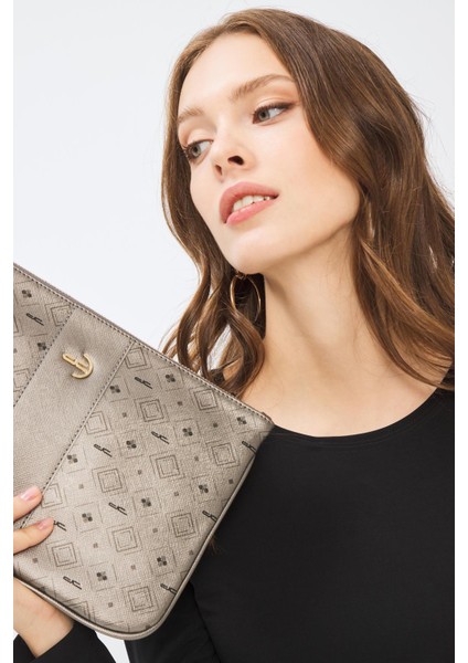 Kadın Basic Clutch Çanta Monogram Desenli Şeritli Logolu Gümüş 214002
