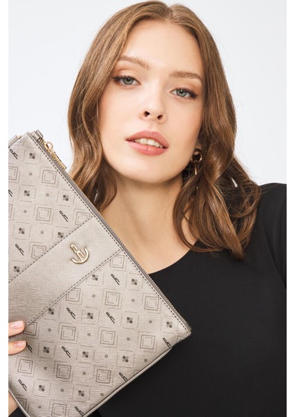 Kadın Basic Clutch Çanta Monogram Desenli Şeritli Logolu Gümüş 214002