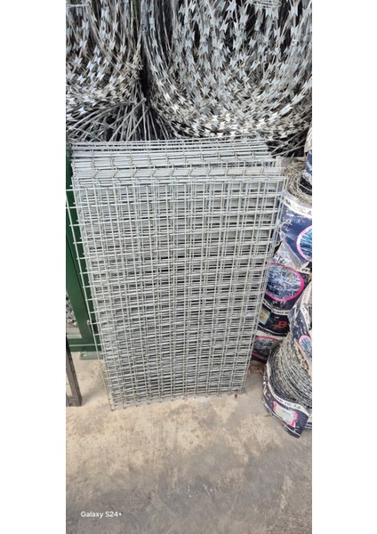 40 x 40 Göz Aralıklı 3 mm Kalınlıgı 90 cm Yükseklik x 50 cm Eni Galvanizli Hasır Tel 5 Adet