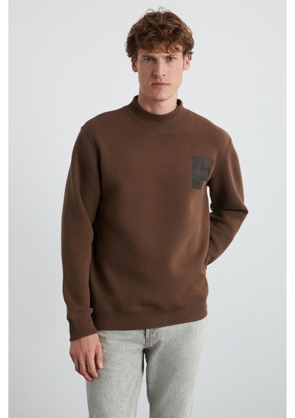 Chasey Erkek Organik Pamuklu Dik Yaka Içi Polarlı Baskılı Acı Kahve Sweatshirt