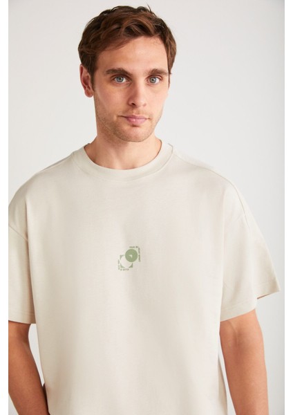 Denver Erkek Baskı Detaylı Oversize Bisiklet Yaka Kısa Kollu %100 Organik Pamuklu Taş Rengi T-shirt fırsatları