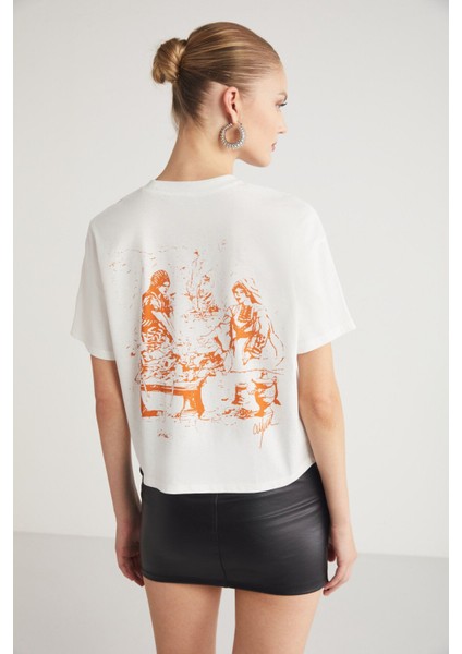 Fına Kadın Sırt Baskı Detaylı Regular Fit Bisiklet Yakalı %100 Organik Pamuklu Ekru T-shirt