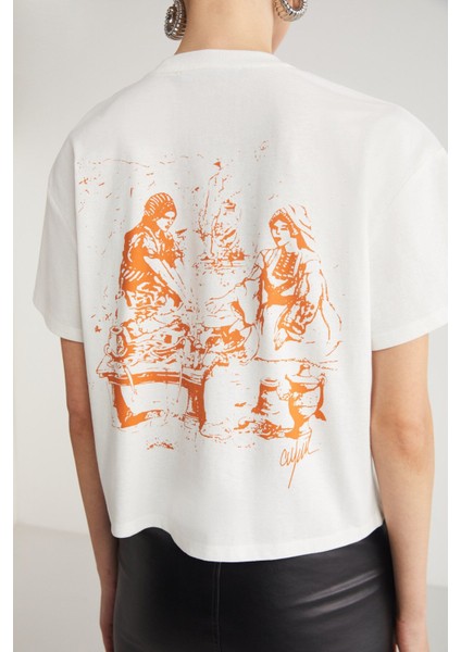 Fına Kadın Sırt Baskı Detaylı Regular Fit Bisiklet Yakalı %100 Organik Pamuklu Ekru T-shirt indirimleri