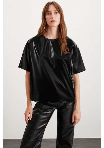 Felecıa Kadın Bisiklet Yaka Kısa Kollu Parlak Kaplamalı Kumaş Siyah T-shirt