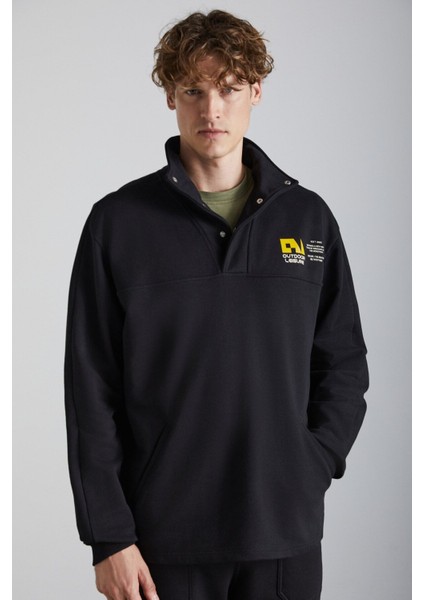 Galıcıa Erkek Diagonel Kumaşlı Dik Yakalı Çıtçıt Kapamalı Baskılı Siyah Sweatshirt