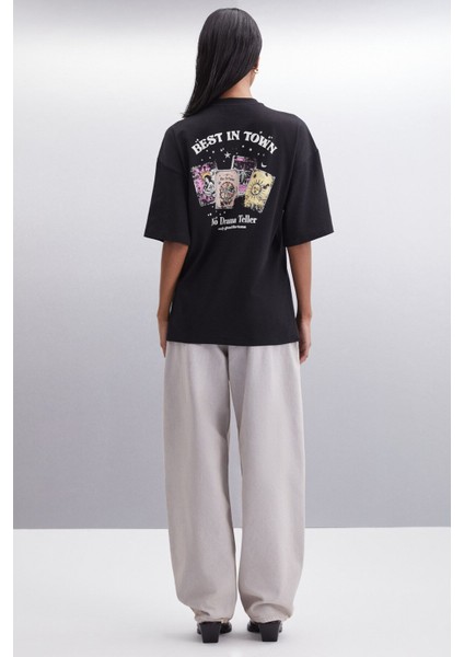 Enya Kadın Baskı Detaylı Oversize Fit Bol Kesim Bisiklet Yakalı %100 Organik Pamuklu Siyah T-shirt