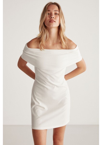 Julene Kadın Esnek Fitilli Kumaşlı Bardot Yaka Bodycon Vücüdu Saran Midi Beyaz Elbise