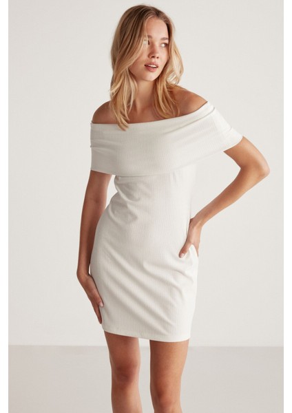 Julene Kadın Esnek Fitilli Kumaşlı Bardot Yaka Bodycon Vücüdu Saran Midi Beyaz Elbise