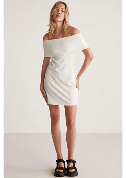 Julene Kadın Esnek Fitilli Kumaşlı Bardot Yaka Bodycon Vücüdu Saran Midi Beyaz Elbise