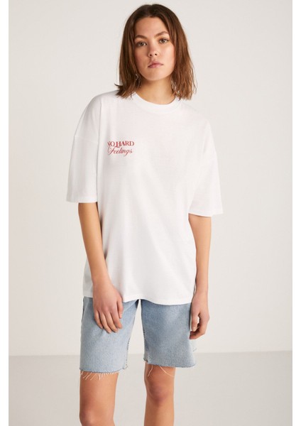 Luck Kadın Ön Ve Arka Kırmızı Yazı Detaylı Beyaz T-shirt modelleri