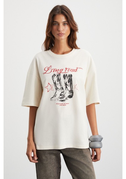 Majer Kadın %100 Organik Pamuklu Western Tema Baskılı Regular Fit Krem T-shirt