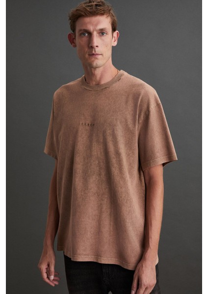 Louıs Erkek %100 Organik Pamuklu Yıkama Efektli Nakış Işlemeli Relaxed Vizon T-shirt