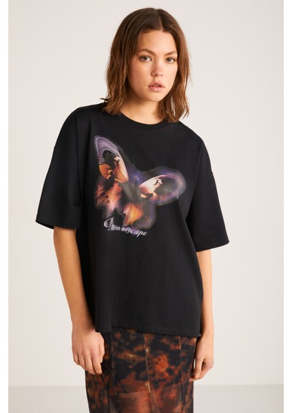 Maddıa Kadın Kelebek Baskılı Kısa Kollu Siyah T-shirt fiyatları