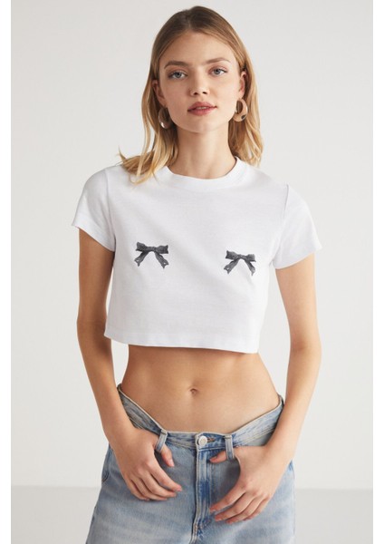 Krım Bisiklet Yaka %100 Pamuk Parça Baskılı Kısa Kollu Crop Beyaz T-Shirt fiyatları