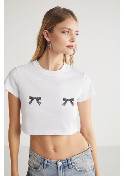 Krım Bisiklet Yaka %100 Pamuk Parça Baskılı Kısa Kollu Crop Beyaz T-Shirt indirimleri
