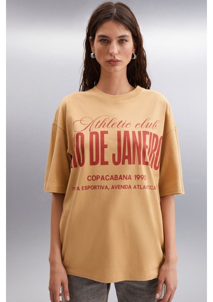 Malıka Kadın %100 Organik Pamuklu Şehir Tema Baskılı Oversize Bisiklet Yaka Bej T-shirt