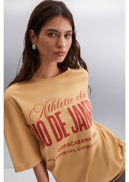 Malıka Kadın %100 Organik Pamuklu Şehir Tema Baskılı Oversize Bisiklet Yaka Bej T-shirt