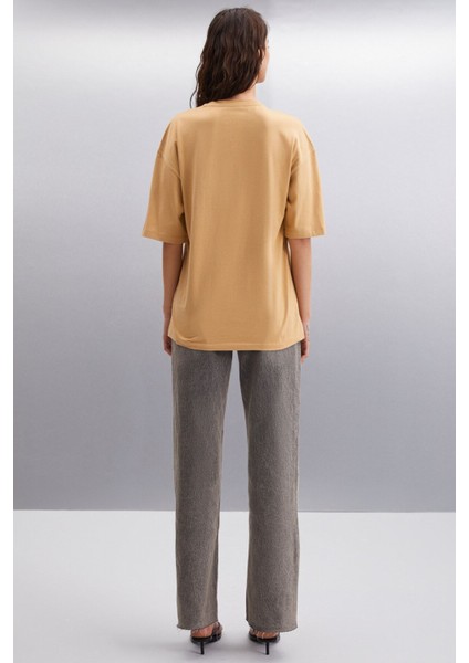 Malıka Kadın %100 Organik Pamuklu Şehir Tema Baskılı Oversize Bisiklet Yaka Bej T-shirt