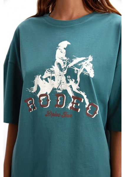 Majer Kadın %100 Organik Pamuklu Western Tema Baskılı Regular Fit Yeşil T-shirt fırsatları
