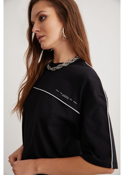 Rodes Kadın Oversize Fit Bol Kesim Biye Detaylı Baskı Detay Bisiklet Yaka Siyah T-shirt indirimleri