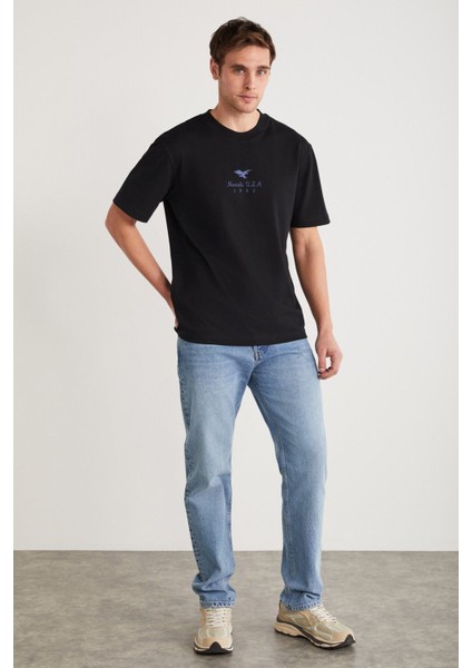 Sheldon Erkek %100 Organik Pamuklu Regular Önü Nakış Işlemeli Arkası Baskı Detaylı Siyah T-shirt