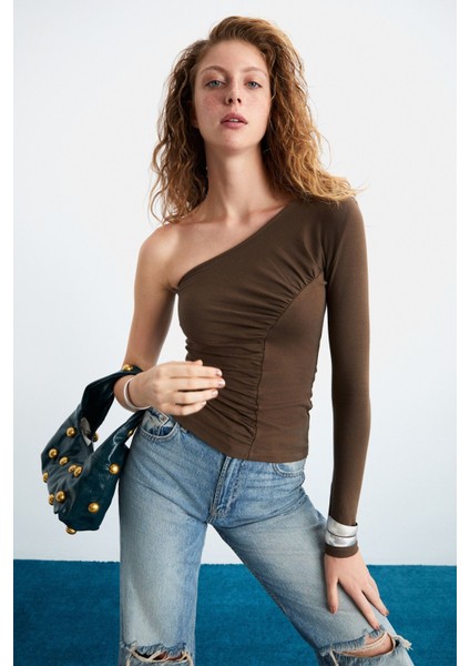 Vıyol Kadın Tek Kolu Açık Büzgü Detaylı Slim Fit Organik Pamuklu Kahverengi Bluz fırsatları